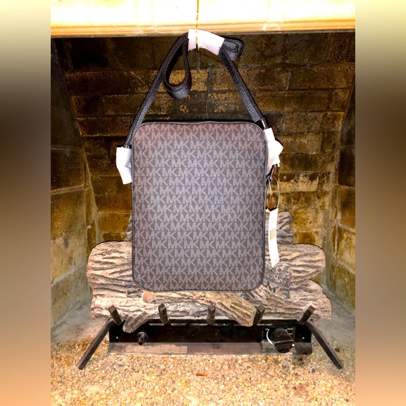 💥Moving to @the_bag_guy💥Micheal Kors - Medium Crossbody Leather Cooper - Picture 14 of 16